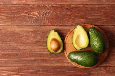 Renkli arka planda Avokado meyvesi.