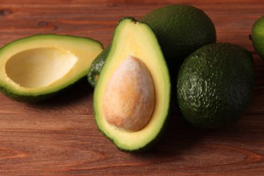 Renkli arka planda Avokado meyvesi.