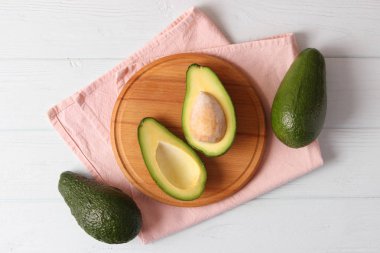 Renkli arka planda Avokado meyvesi.