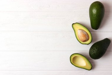 Renkli arka planda Avokado meyvesi.