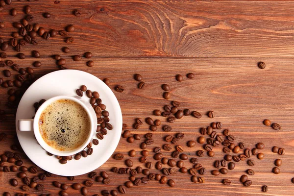 Ahşap Arka Planda Bir Fincan Aromatik Kahve Kahve Çekirdeği Üst — Stok fotoğraf