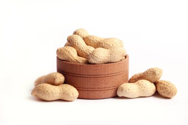 Beyaz arka planda kabuklu çiğ fıstık