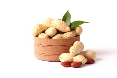 Beyaz arka planda kabuklu çiğ fıstık