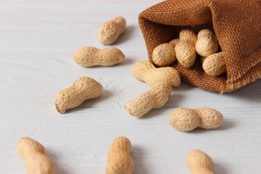 Ahşap bir arka planda kabuklu çiğ fıstık.