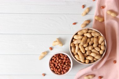 Ahşap bir arka planda kabuklu çiğ fıstık.