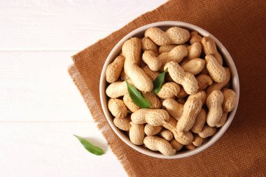 Ahşap bir arka planda kabuklu çiğ fıstık.