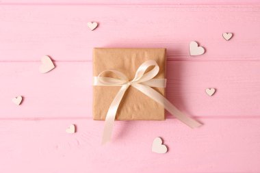 Renkli arka plan görüntüsünde hediyeler ve kalpler. Sevgililer Günü, Anneler Günü, Uluslararası Kadınlar Günü.