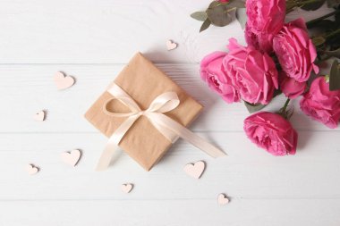 Renkli arka plan görüntüsünde hediyeler ve kalpler. Sevgililer Günü, Anneler Günü, Uluslararası Kadınlar Günü.