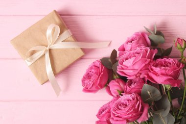 Renkli arka plan görüntüsünde hediyeler ve kalpler. Sevgililer Günü, Anneler Günü, Uluslararası Kadınlar Günü.