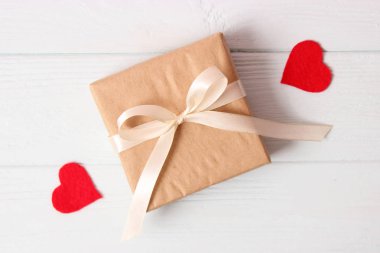 Renkli arka plan görüntüsünde hediyeler ve kalpler. Sevgililer Günü, Anneler Günü, Uluslararası Kadınlar Günü.