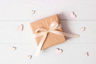 Renkli arka plan görüntüsünde hediyeler ve kalpler. Sevgililer Günü, Anneler Günü, Uluslararası Kadınlar Günü.