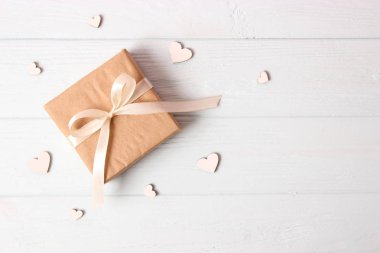 Renkli arka plan görüntüsünde hediyeler ve kalpler. Sevgililer Günü, Anneler Günü, Uluslararası Kadınlar Günü.