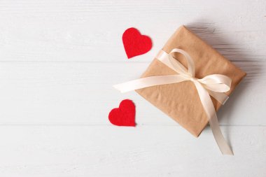 Renkli arka plan görüntüsünde hediyeler ve kalpler. Sevgililer Günü, Anneler Günü, Uluslararası Kadınlar Günü.