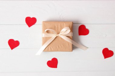 Renkli arka plan görüntüsünde hediyeler ve kalpler. Sevgililer Günü, Anneler Günü, Uluslararası Kadınlar Günü.