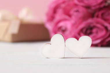 Çiçeklerin bulanık arka planındaki kalpler. Aziz Valentine gününün geçmişi..