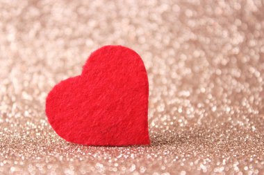 Minimalizm tarzında Sevgililer Günü geçmişi. Kalpler, arkaplan, metin eklenecek yer.