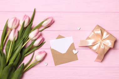 Bir buket güzel lale ve ahşap arka plan manzaralı bir hediye. Anneler Günü Arkaplanı, Uluslararası Kadınlar Günü. Holiday, bir hediye ver..