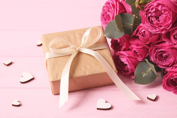 色のついた背景の贈り物と花 贈り物 お祝いを与える バレンタインデー 母の日 国際女性デー — ストック写真