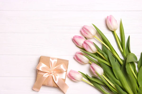 Bouquet Bellissimi Tulipani Regalo Uno Sfondo Legno Vista Superiore Contesto — Foto Stock