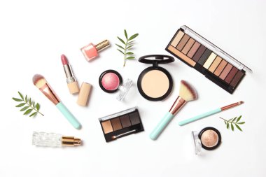 Profesyonel makyaj aletleri. Beyaz arka planda makyaj ürünleri. Makyaj için çeşitli ürünler..