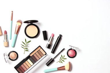 Profesyonel makyaj aletleri. Beyaz arka planda makyaj ürünleri. Makyaj için çeşitli ürünler..