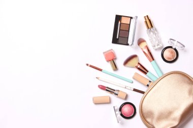 Profesyonel makyaj aletleri. Beyaz arka planda makyaj ürünleri. Makyaj için çeşitli ürünler..