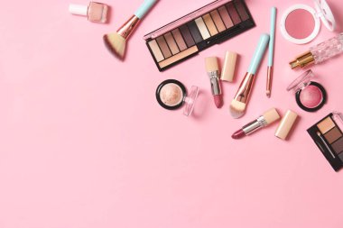 Profesyonel makyaj aletleri. Renkli arkaplan görünümlü makyaj ürünleri. Makyaj için çeşitli ürünler..