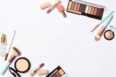 Profesyonel makyaj aletleri. Beyaz arka planda makyaj ürünleri. Makyaj için çeşitli ürünler..