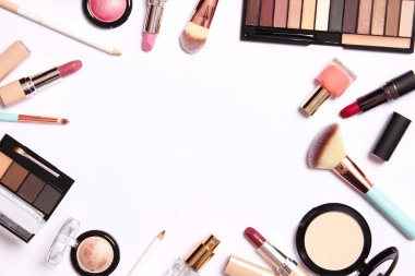 Profesyonel makyaj aletleri. Beyaz arka planda makyaj ürünleri. Makyaj için çeşitli ürünler..