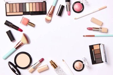 Profesyonel makyaj aletleri. Beyaz arka planda makyaj ürünleri. Makyaj için çeşitli ürünler..