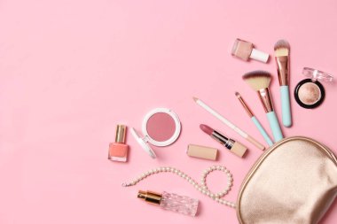 Profesyonel makyaj aletleri. Renkli arkaplan görünümlü makyaj ürünleri. Makyaj için çeşitli ürünler..