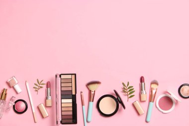 Profesyonel makyaj aletleri. Renkli arkaplan görünümlü makyaj ürünleri. Makyaj için çeşitli ürünler..