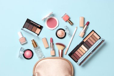 Profesyonel makyaj aletleri. Renkli arkaplan görünümlü makyaj ürünleri. Makyaj için çeşitli ürünler..