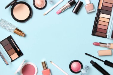 Profesyonel makyaj aletleri. Renkli arkaplan görünümlü makyaj ürünleri. Makyaj için çeşitli ürünler..
