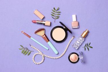 Profesyonel makyaj aletleri. Renkli arkaplan görünümlü makyaj ürünleri. Makyaj için çeşitli ürünler..