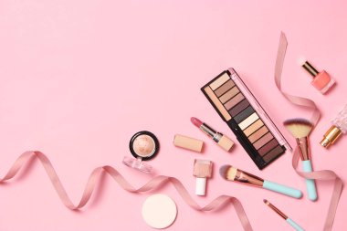 Profesyonel makyaj aletleri. Renkli arkaplan görünümlü makyaj ürünleri. Makyaj için çeşitli ürünler..