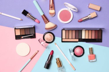 Profesyonel makyaj aletleri. Renkli arkaplan görünümlü makyaj ürünleri. Makyaj için çeşitli ürünler..