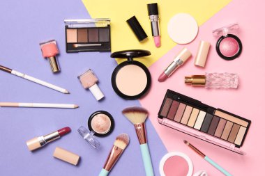 Profesyonel makyaj aletleri. Renkli arkaplan görünümlü makyaj ürünleri. Makyaj için çeşitli ürünler..