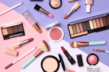 Profesyonel makyaj aletleri. Renkli arkaplan görünümlü makyaj ürünleri. Makyaj için çeşitli ürünler..