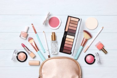 Profesyonel makyaj aletleri. Renkli arkaplan görünümlü makyaj ürünleri. Makyaj için çeşitli ürünler..