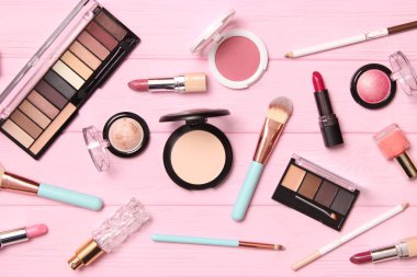 Profesyonel makyaj aletleri. Renkli arkaplan görünümlü makyaj ürünleri. Makyaj için çeşitli ürünler..