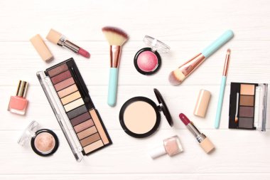 Profesyonel makyaj aletleri. Beyaz arka planda makyaj ürünleri. Makyaj için çeşitli ürünler..