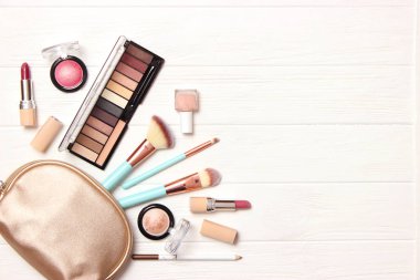 Profesyonel makyaj aletleri. Beyaz arka planda makyaj ürünleri. Makyaj için çeşitli ürünler..