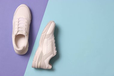 Renkli arka planda kadın ayakkabıları. Kadın ayakkabıları..