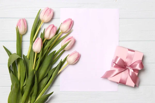 Ramo Hermosos Tulipanes Una Tarjeta Texto Sobre Una Horquilla Fondo —  Fotos de Stock