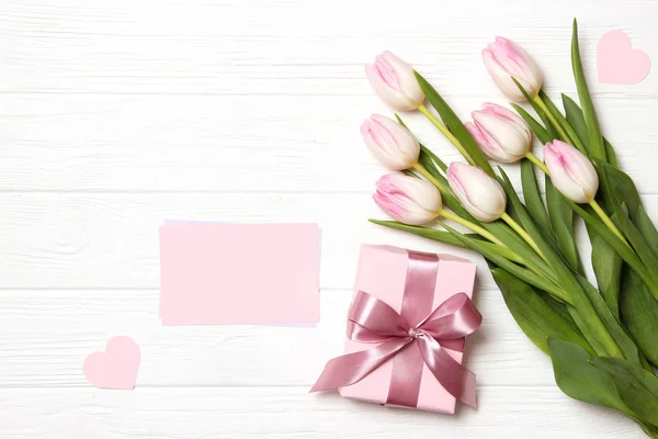 Букет Красивых Тюльпанов Подарок Деревянном Фоне Сверху День Матери Международный — стоковое фото