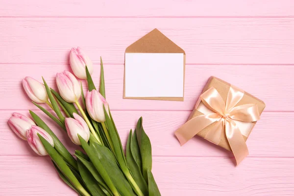 一束美丽的郁金香和木制背景图上的礼物 母亲节背景 国际妇女节 送礼物 — 图库照片
