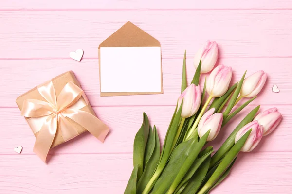 Bouquet Bellissimi Tulipani Regalo Uno Sfondo Legno Vista Superiore Contesto — Foto Stock