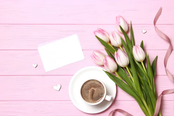 Букет Красивых Тюльпанов Подарок Кофе Деревянном Фоне Сверху День Матери — стоковое фото