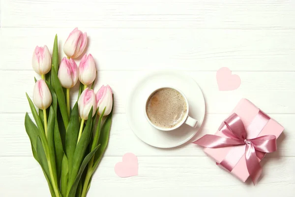 Boeket Van Prachtige Tulpen Cadeau Koffie Houten Achtergrond Bovenaanzicht Achtergrond — Stockfoto